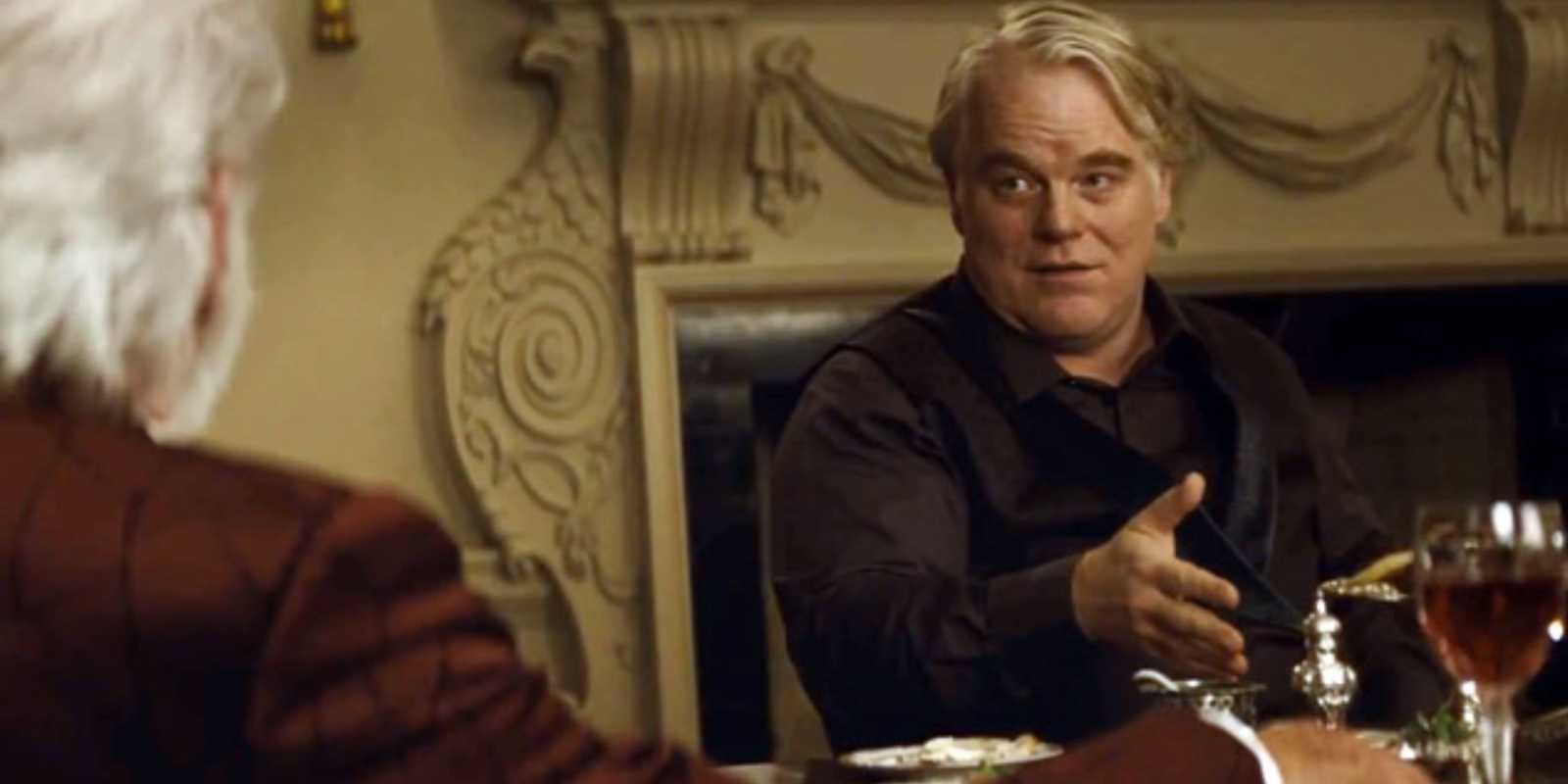 Plutarch Heavensbee a prezident Snow sa rozprávajú pri večeri v hre The Hunger Games: Catching Fire.