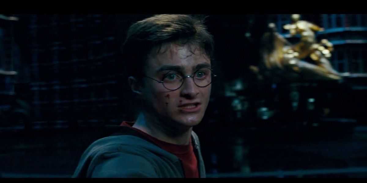 Harry sieht mit gebrochenem Herzen aus, nachdem Sirius in „Harry Potter und der Orden des Phönix“ durch den Schleier gefallen ist