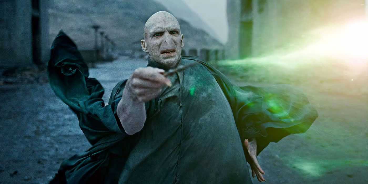 Voldemort spricht in Harry Potter und die Heiligtümer des Todes Teil 2 den Todesfluch.
