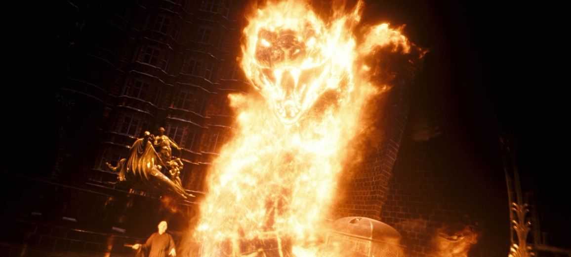 Der Teufelsfeuerzauber nimmt in Harry Potter und die Heiligtümer des Todes Teil Zwei die Form einer Schlange an