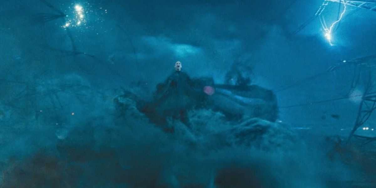 Voldemort fliegt mitten durch einen Sturm in Harry Potter und die Heiligtümer des Todes Teil Eins