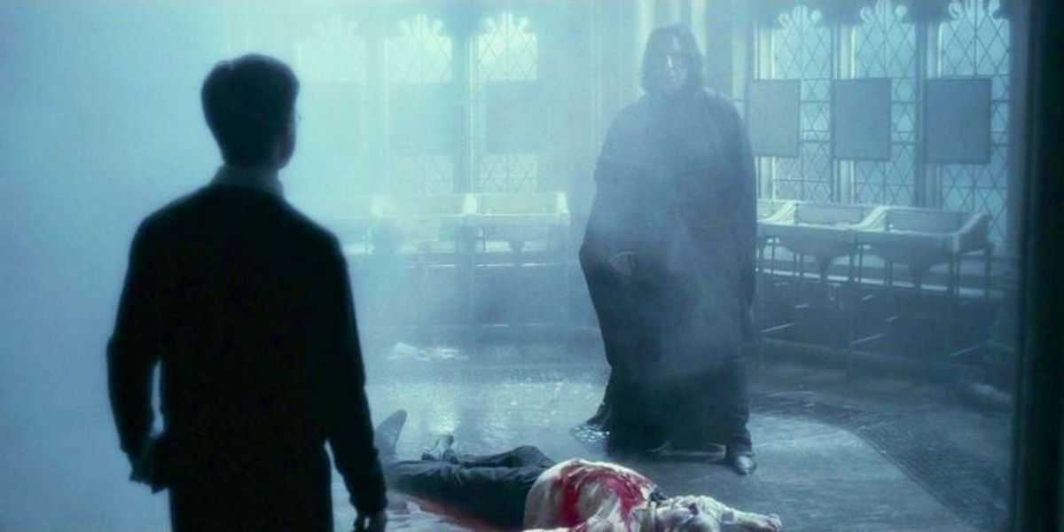 Draco Malfoy blutet zusammen mit Harry und Snape in Harry Potter auf dem Boden