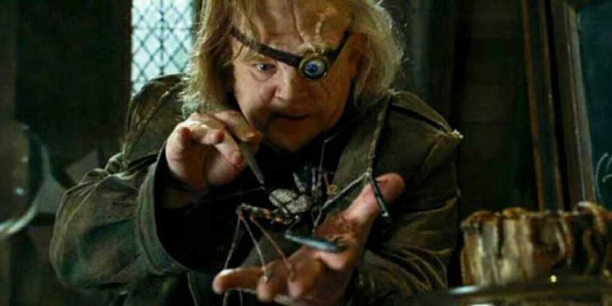 Barty Crouch Jr., verkleidet als Mad-Eye Moody, unterrichtet DADA in Harry Potter und der Feuerkelch