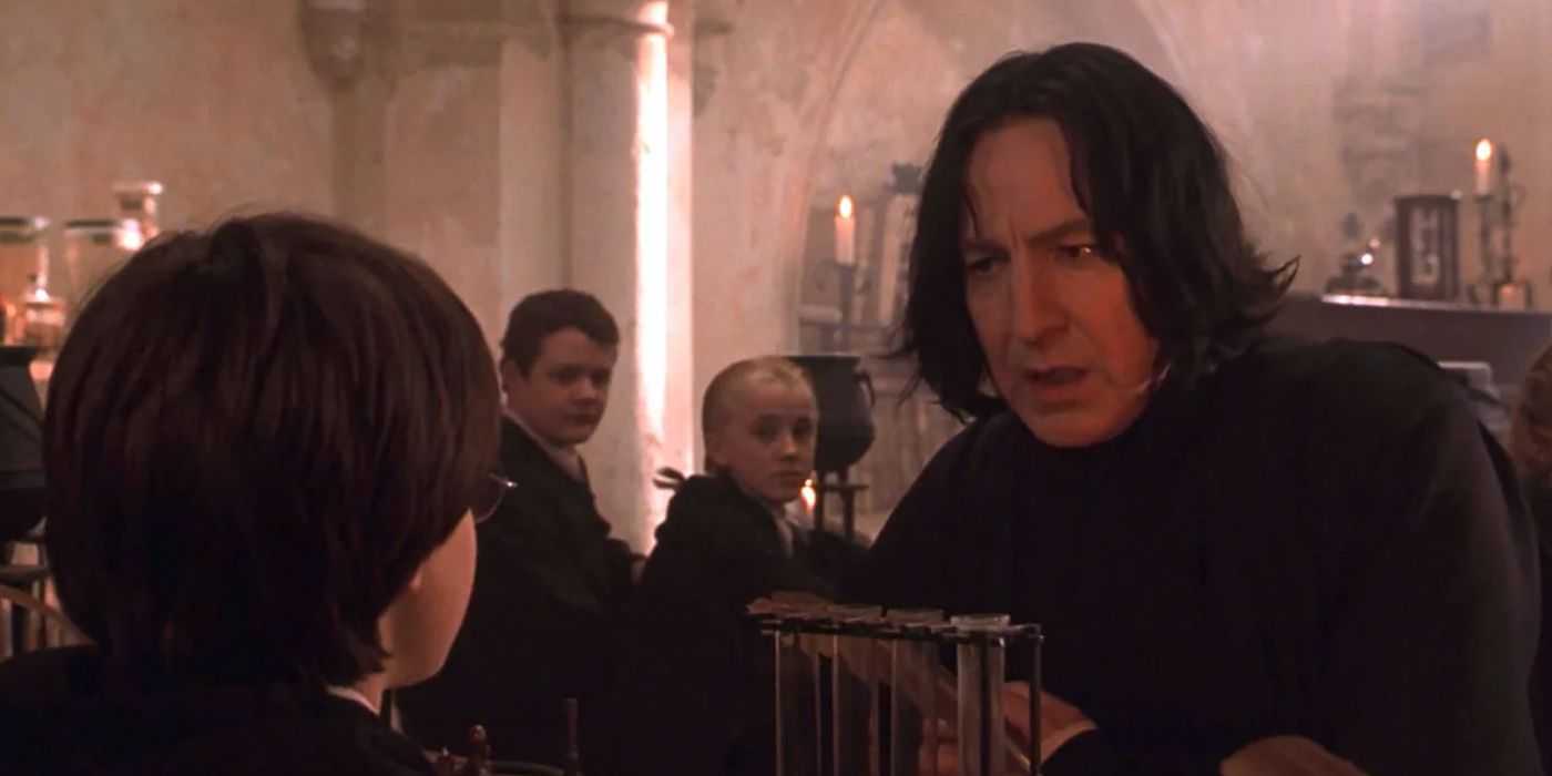 Professor Snape spricht mit Harry Potter während seines ersten Zaubertränkeunterrichts in „Harry Potter und der Zauberer“.