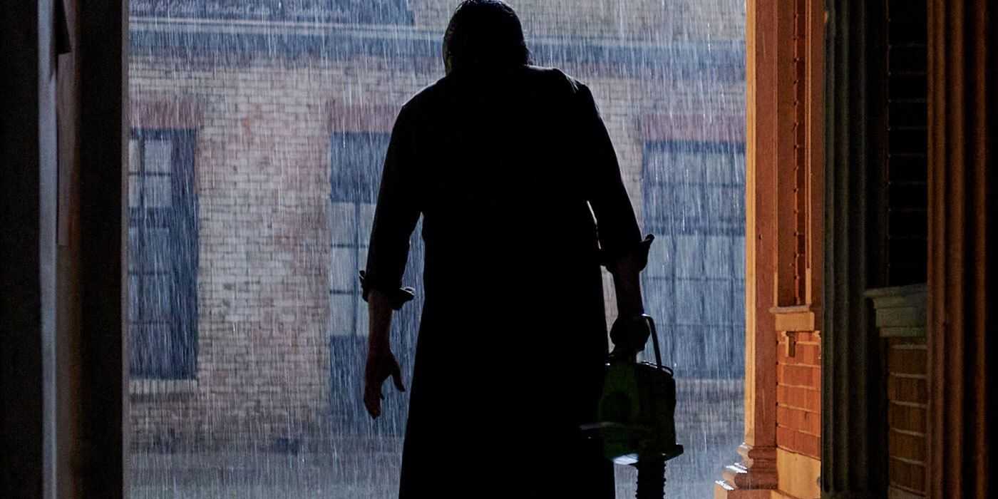 Silueta Leatherface držiaca motorovú pílu v roku 202