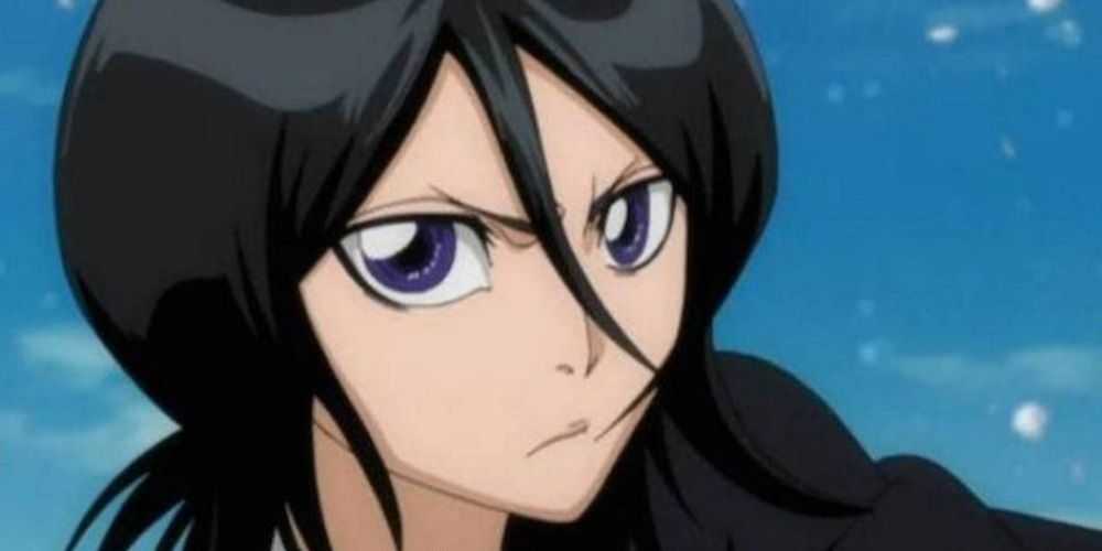mavi gökyüzüne karşı sert bir ifadeyle rukia kuchiki
