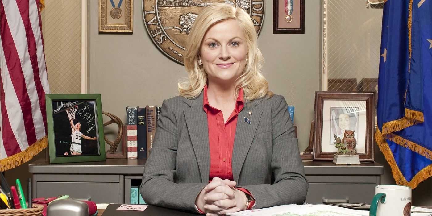 Leslie Knope masasında oturuyor