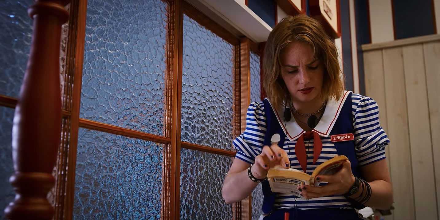 Robin dekóduje ruskú správu v 3. sérii Stranger Things