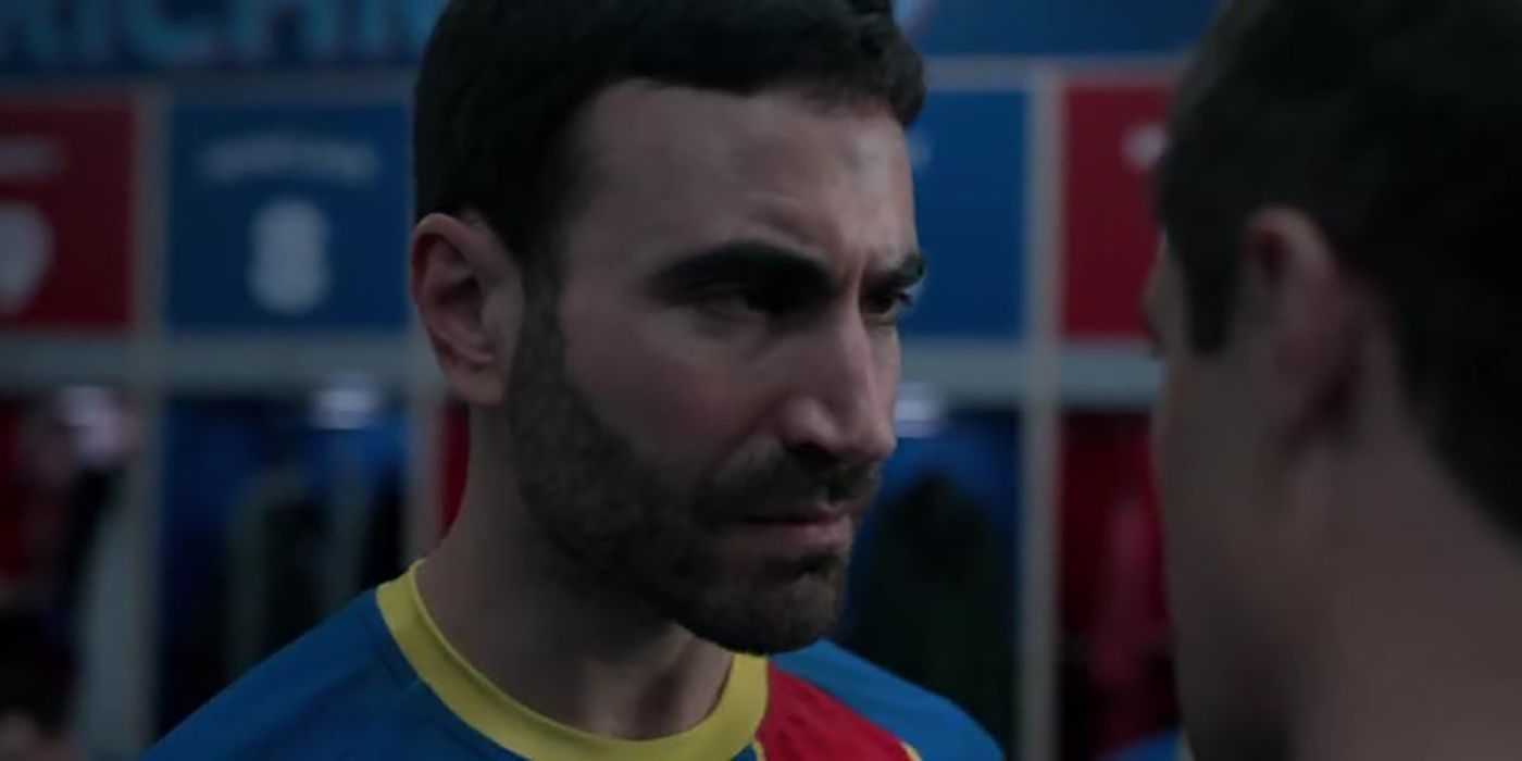 Roy Kent vrčí na Jamieho v šatni v scéne z Teda Lasa.