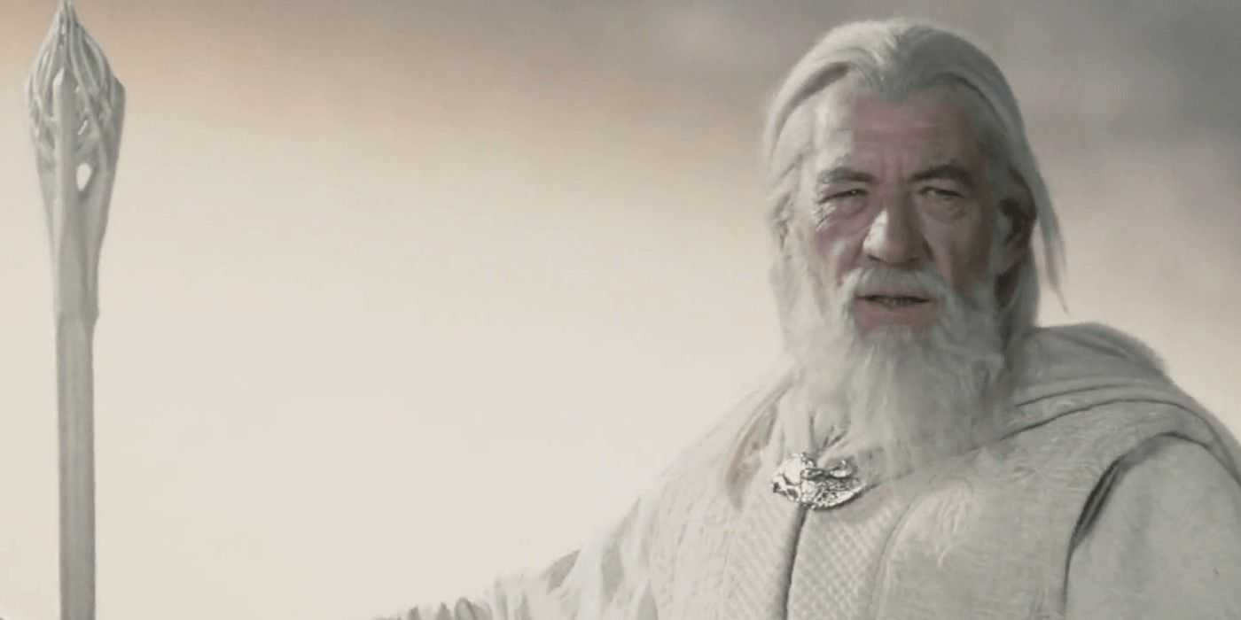 Gandalf der Weiße steht im Nebel mit seinem Stab auf der linken Seite in „Herr der Ringe“.