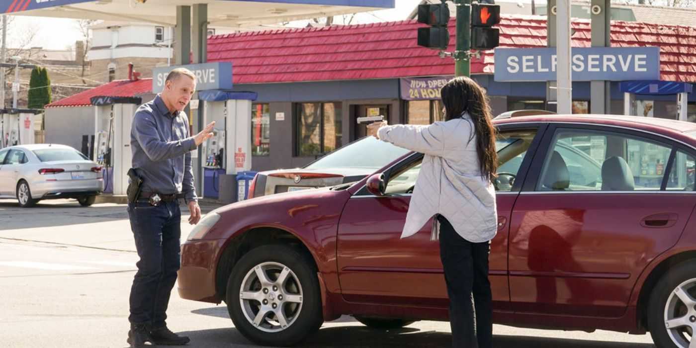 Anna Avalos (Carmela Zumbado) hält Hank Voight (Jason Beghe) im Chicago P.D. mit vorgehaltener Waffe fest.