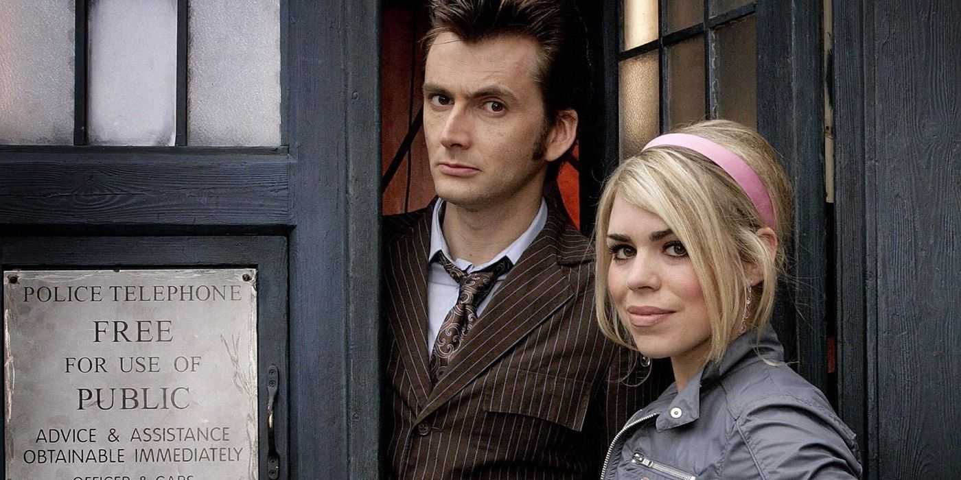 Rose Tyler está con el Décimo Doctor afuera de la puerta de la TARDIS con ropa de época.