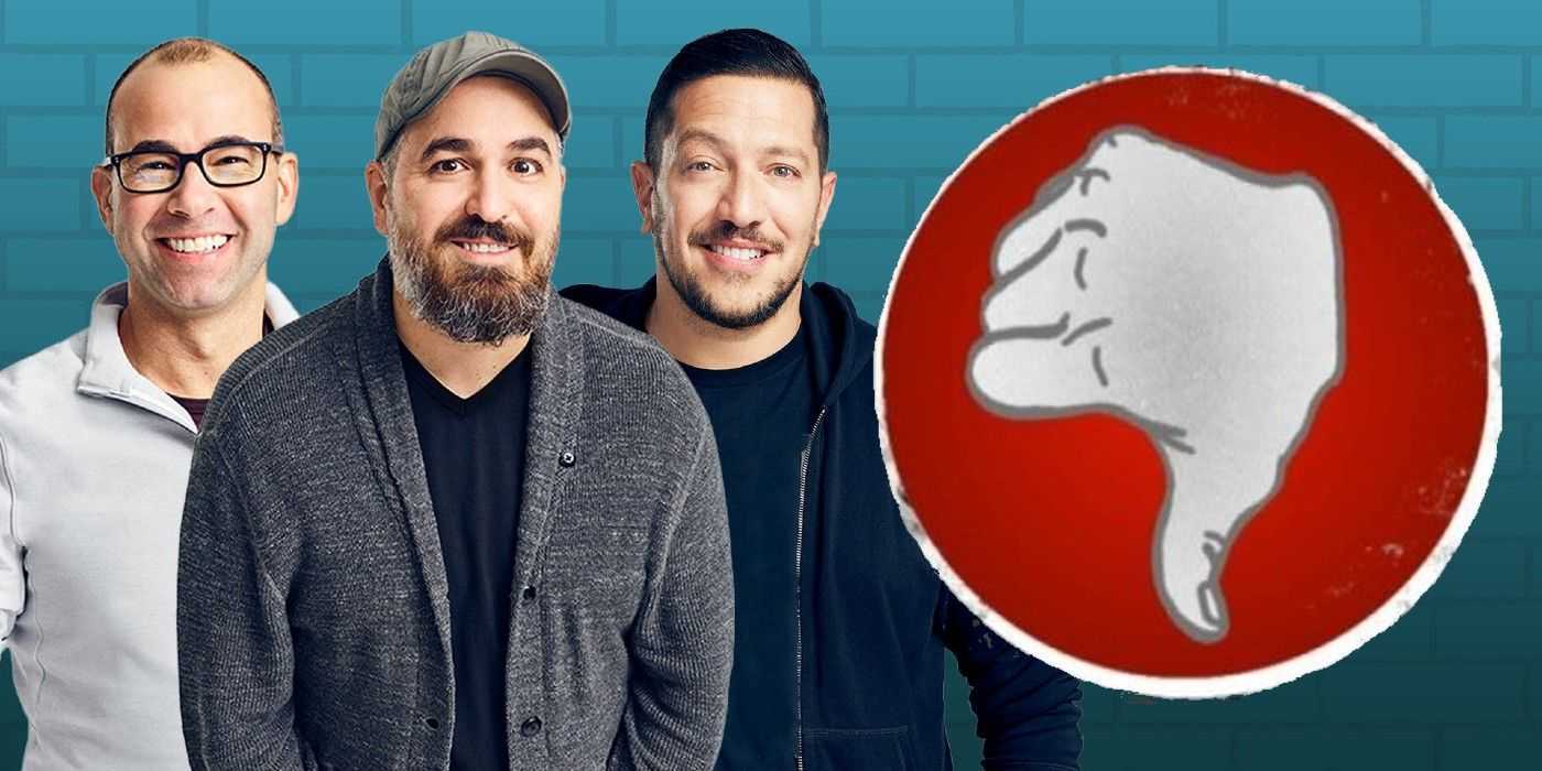 James Murray, Brian Quinn y Sal Vulcano de Impractical Jokers con un símbolo del pulgar hacia abajo