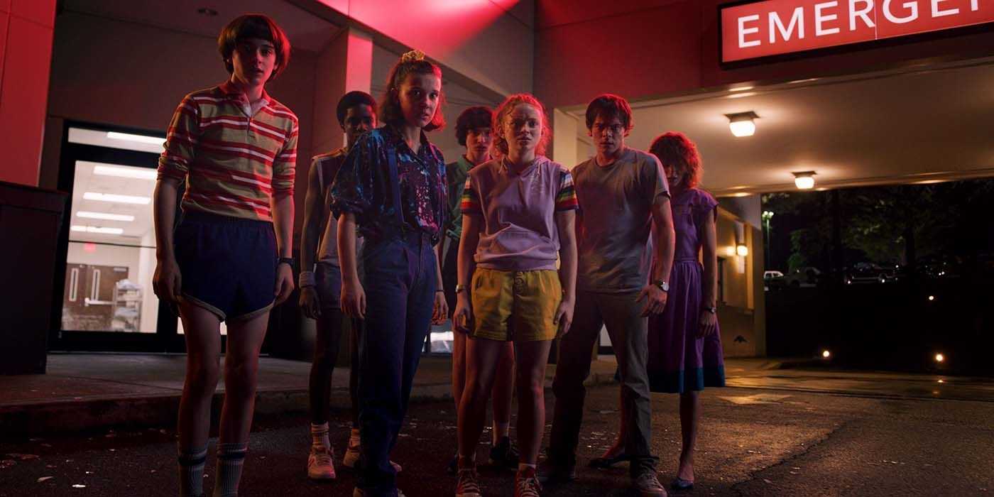 Stranger Things-Charaktere stehen während der dritten Staffel in der Starcourt Mall.