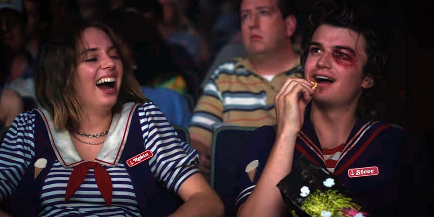 Steve und Robin lachen im Kino der dritten Staffel von Stranger Things.