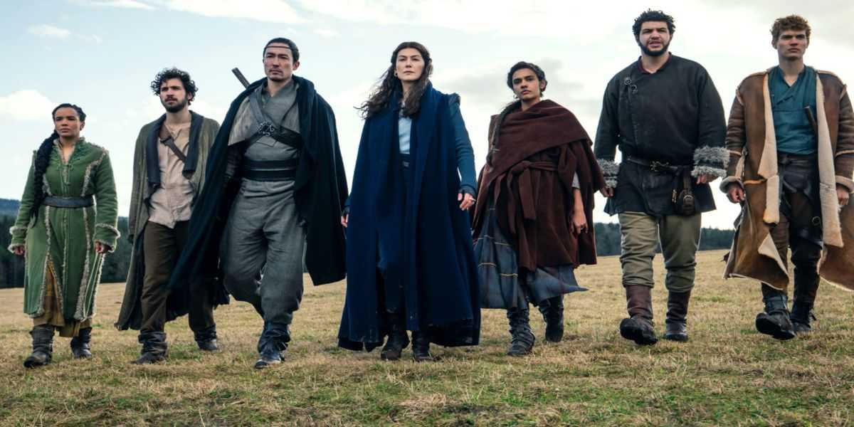 Moiraine a hlavní hrdinovia sa vydávajú na dobrodružstvo vo filme The Wheel Of Time
