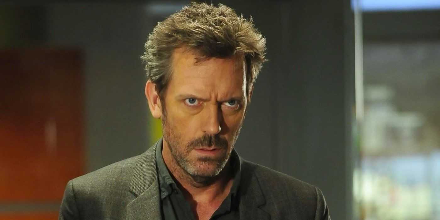 Hugh Laurie ako House nahnevane hľadiaci do kamery v House, M.D.