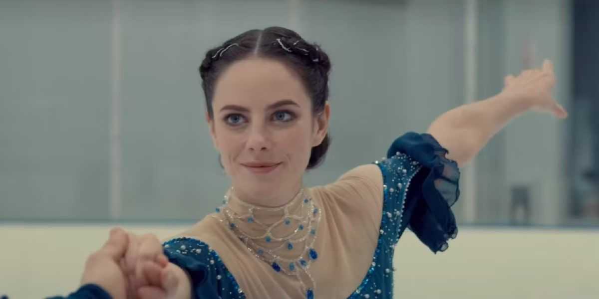 Kat Baker (Kaya Scodelario) sa usmieva pri korčuľovaní s Justinom počas Spinning Out.