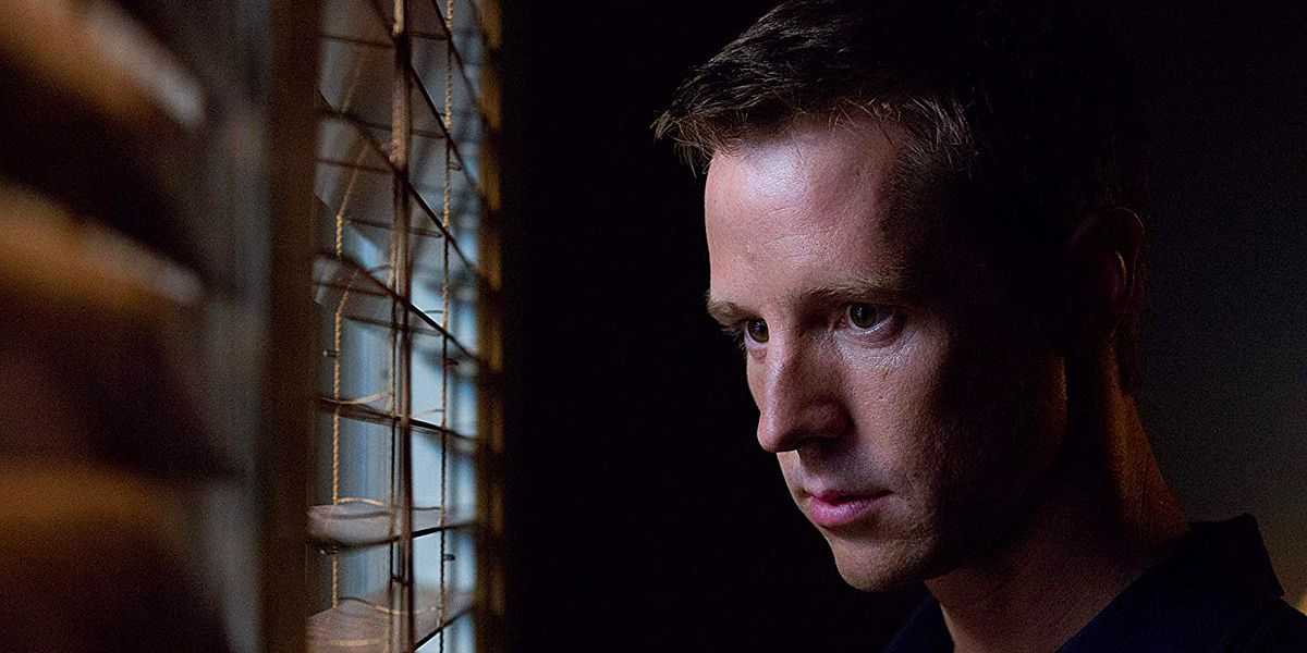 Jason Dohring als Logan Echolls schaut durch die Jalousien in Veronica Mars (2014)