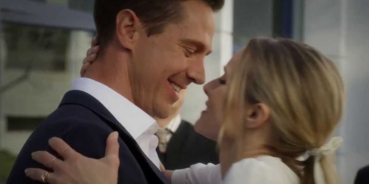 Veronica Mars und Logan lächeln sich bei ihrer Hochzeit an.