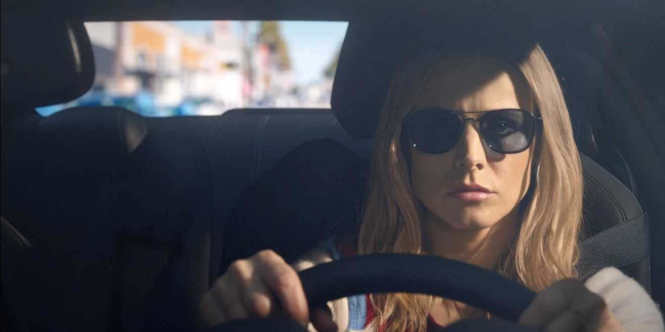 Veronica Mars (gespielt von Kristen Bell) trägt eine Sonnenbrille und fährt ihr Auto