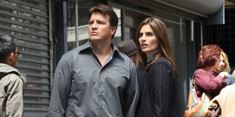 Richard Castle (Nathan Fillion) y Kate Beckett (Stana Katic) en la calle de Castle
