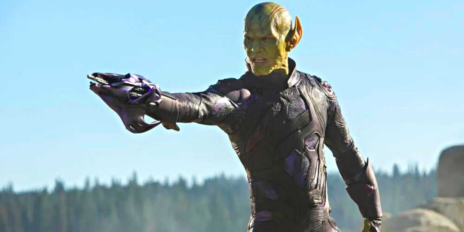 Ein MCU-Skrull, der auf einen scheinbar tödlichen Blaster zeigt
