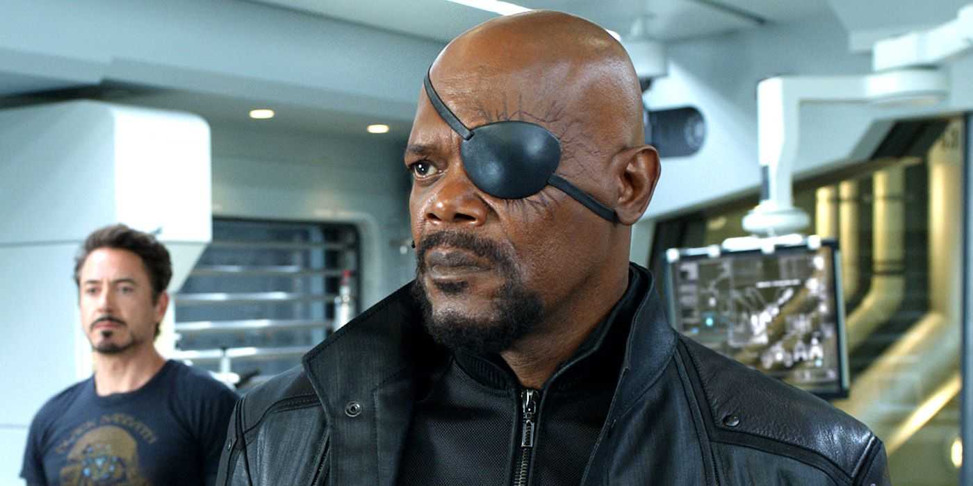 Nick Fury starrt etwas an, während Tony Stark in The Avengers im Hintergrund steht