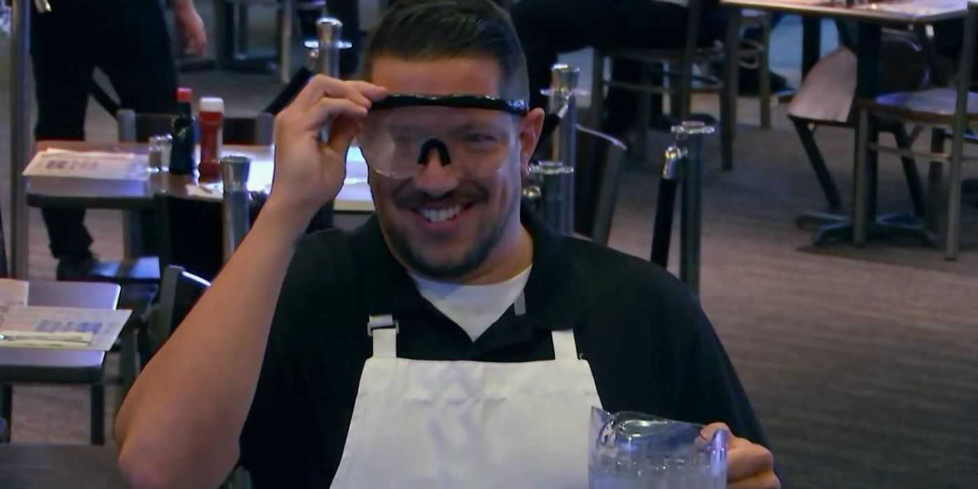 Sal trägt eine Alkoholbrille, während er in „Impractical Jokers“ Wasser serviert