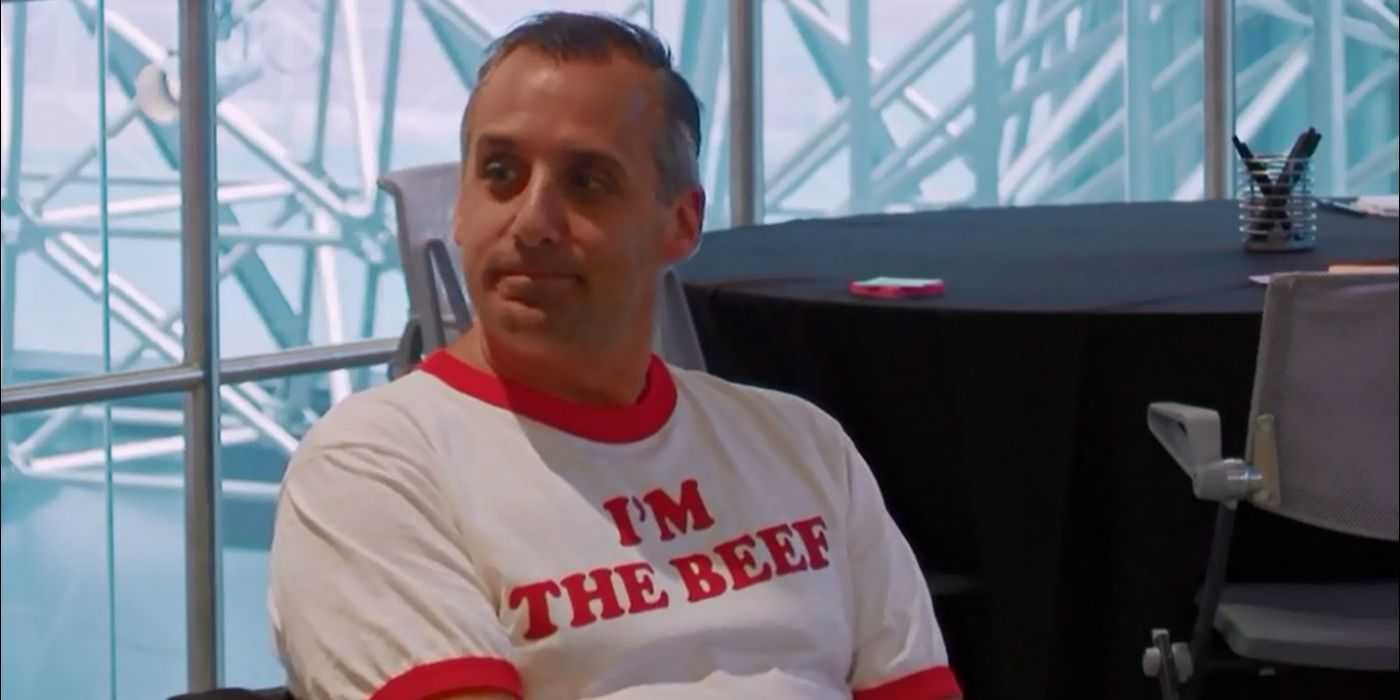Joe trägt ein T-Shirt mit dem Spruch