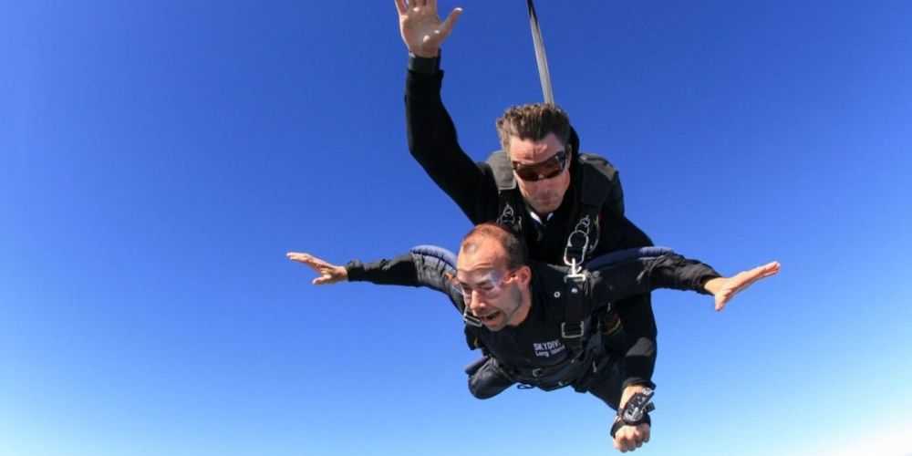 Murr wird in Impractical Jokers zum Fallschirmspringen gezwungen