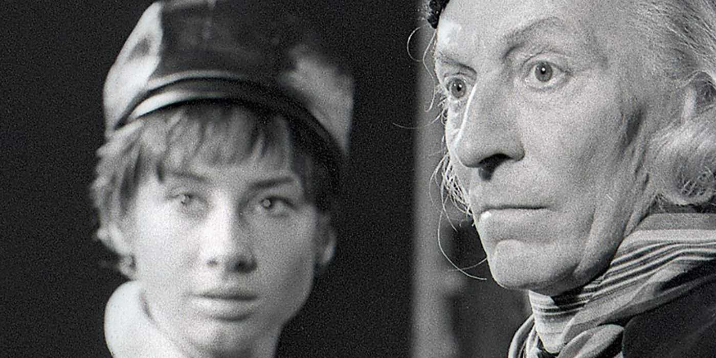 Birinci Doktor ve Susan Foreman yüzlerinde endişeli ifadelerle ileriye bakıyorlar