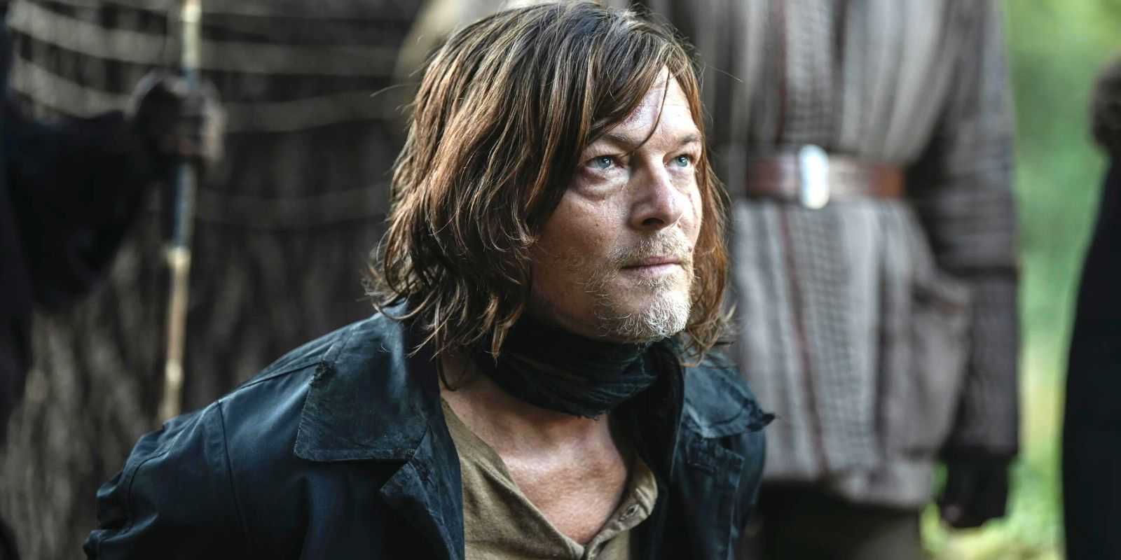 Norman Reedus ako Daryl Dixon hľadí na svojich väzniteľov