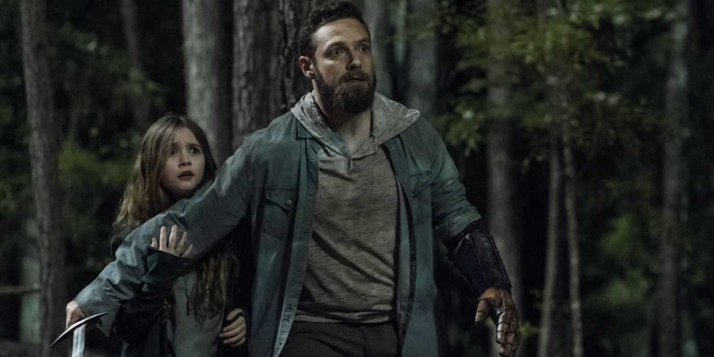 Aaron chráni svoju dcéru Grace vo filme The Walking Dead.