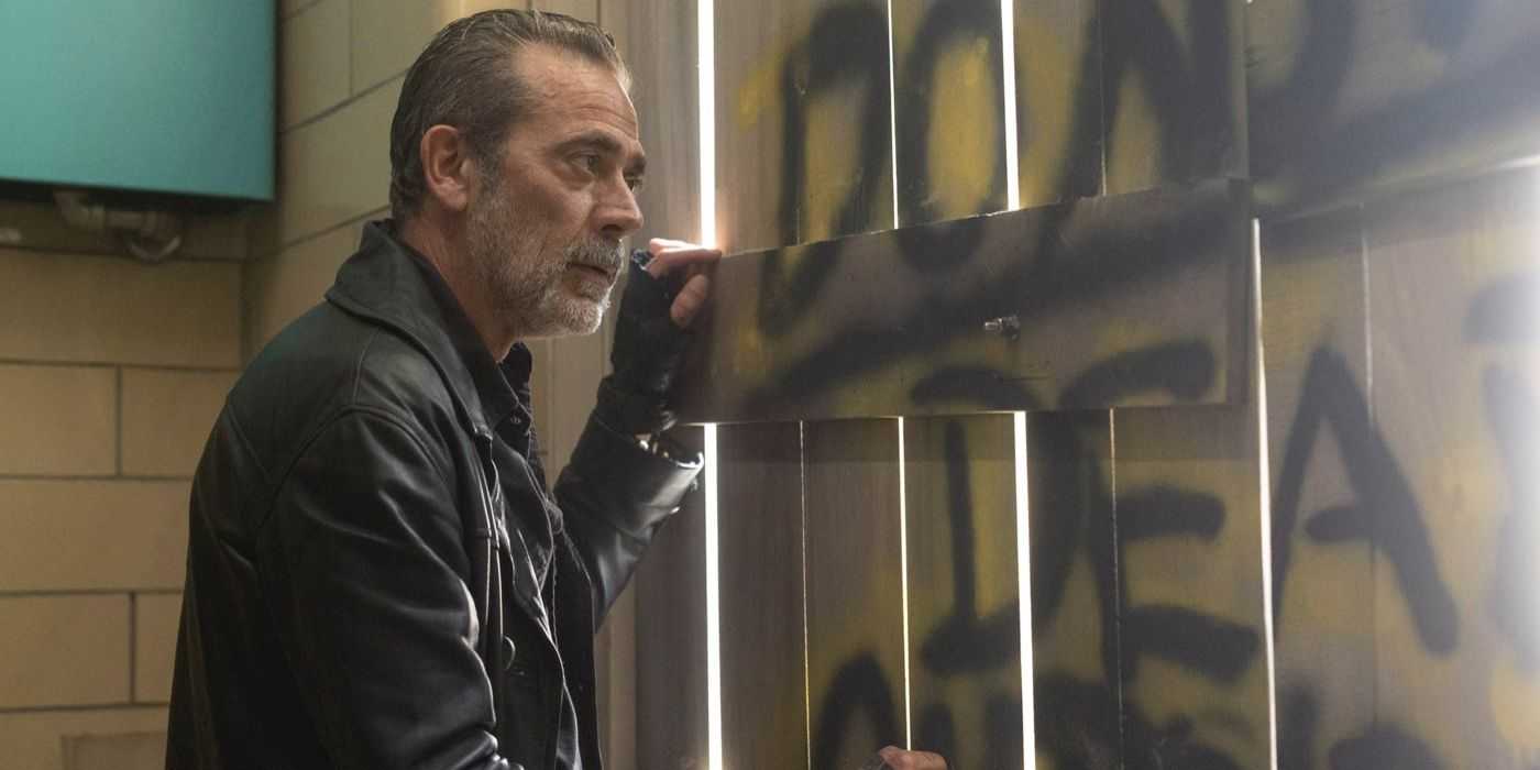 Negan, ktorého hrá Jeffrey Dean Morgan, sa pozerá na sprejom namaľovaný nápis vo filme The Walking Dead: Dead City
