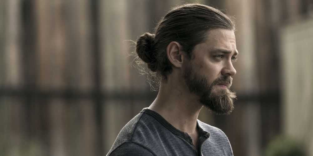 Jesus macht in The Walking Dead einen ernsten Gesichtsausdruck und blickt zur Seite