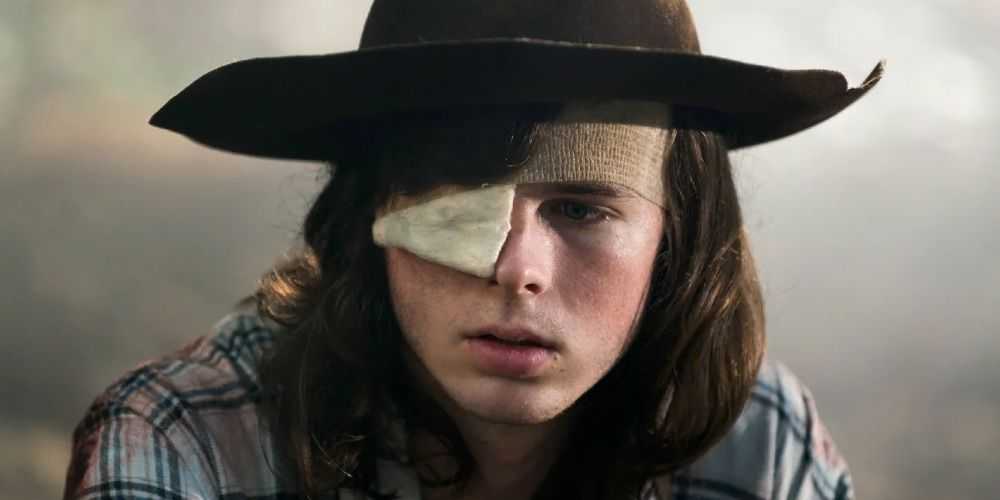 Carl Grimes mit Cowboyhut und Augenverband in The Walking Dead