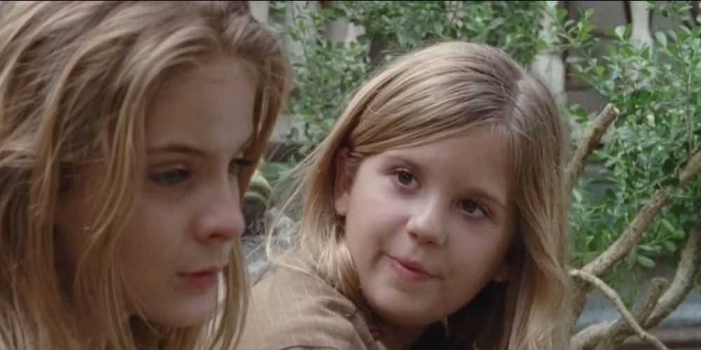 Mika und Lizzie Samuels unterhalten sich in The Walking Dead