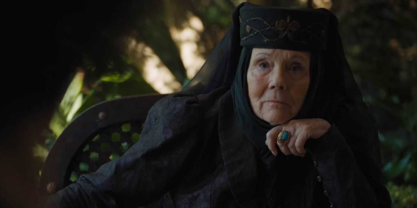 Olenna Tyrell (Diana Rigg) elini çenesine dayamış sakin görünüyor