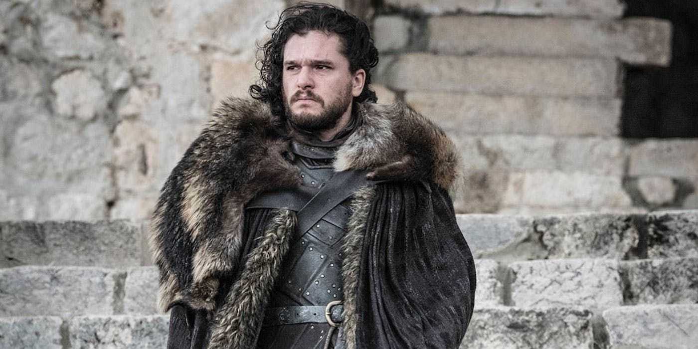 Jon Snow (Kit Harington) taş basamaklarda dururken ciddi görünüyor