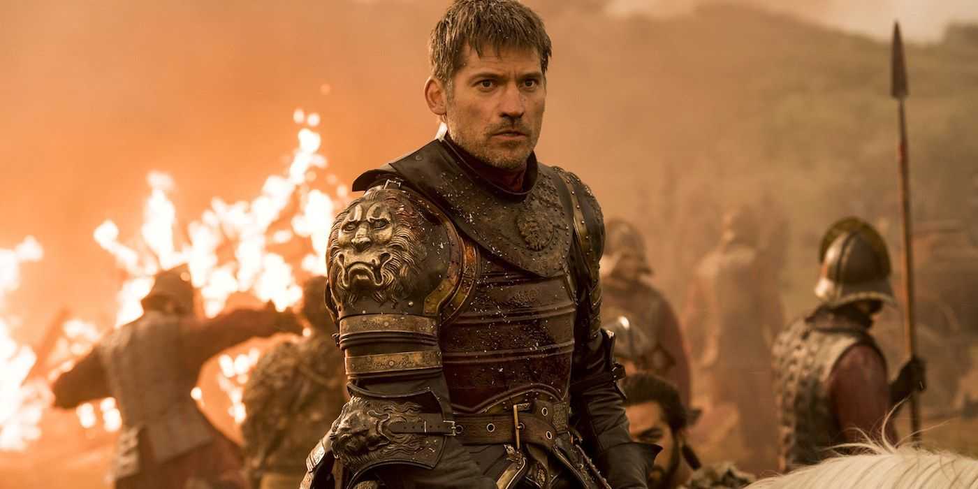 Lannister askerleri arkasında yanarken Jaime Lannister alevlerin içinden yürüyor