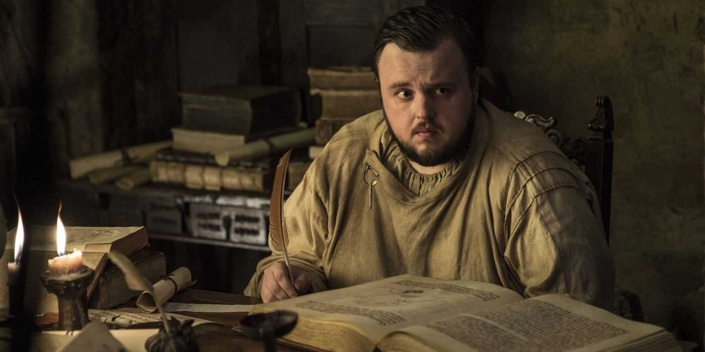 Samwell Tarly (John Bradley) mum ışığında giriş yapıyor ve araştırma yapıyor