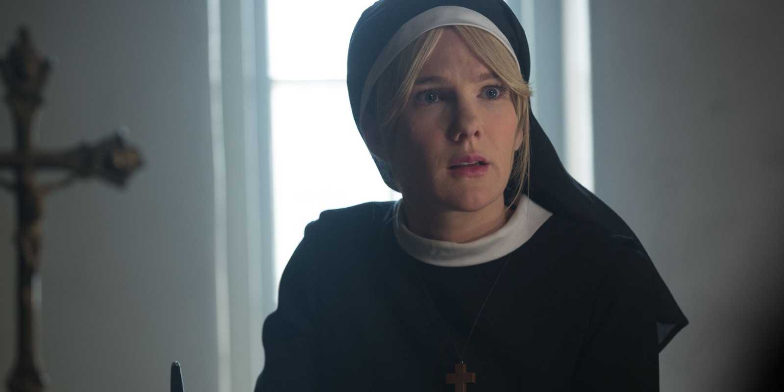 Schwester Mary Eunice sitzt an ihrem Schreibtisch und schreibt