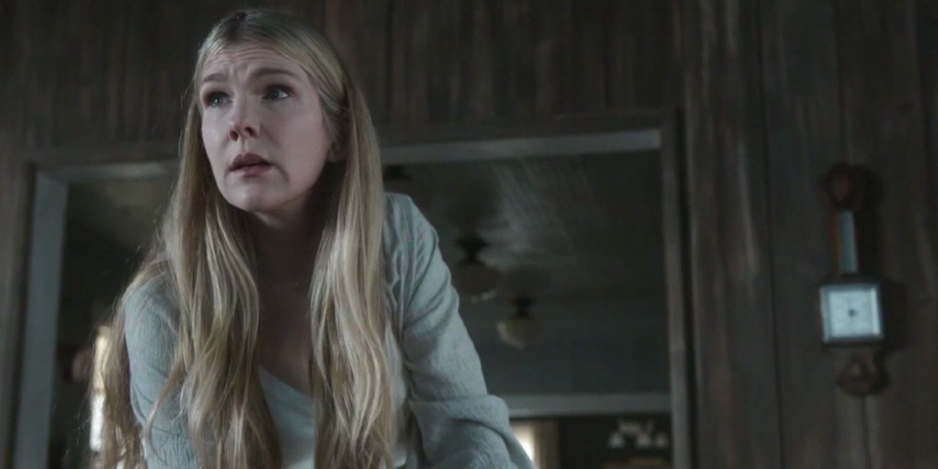 Lily Rabe sieht in „American Horror Story“ voller Angst zu