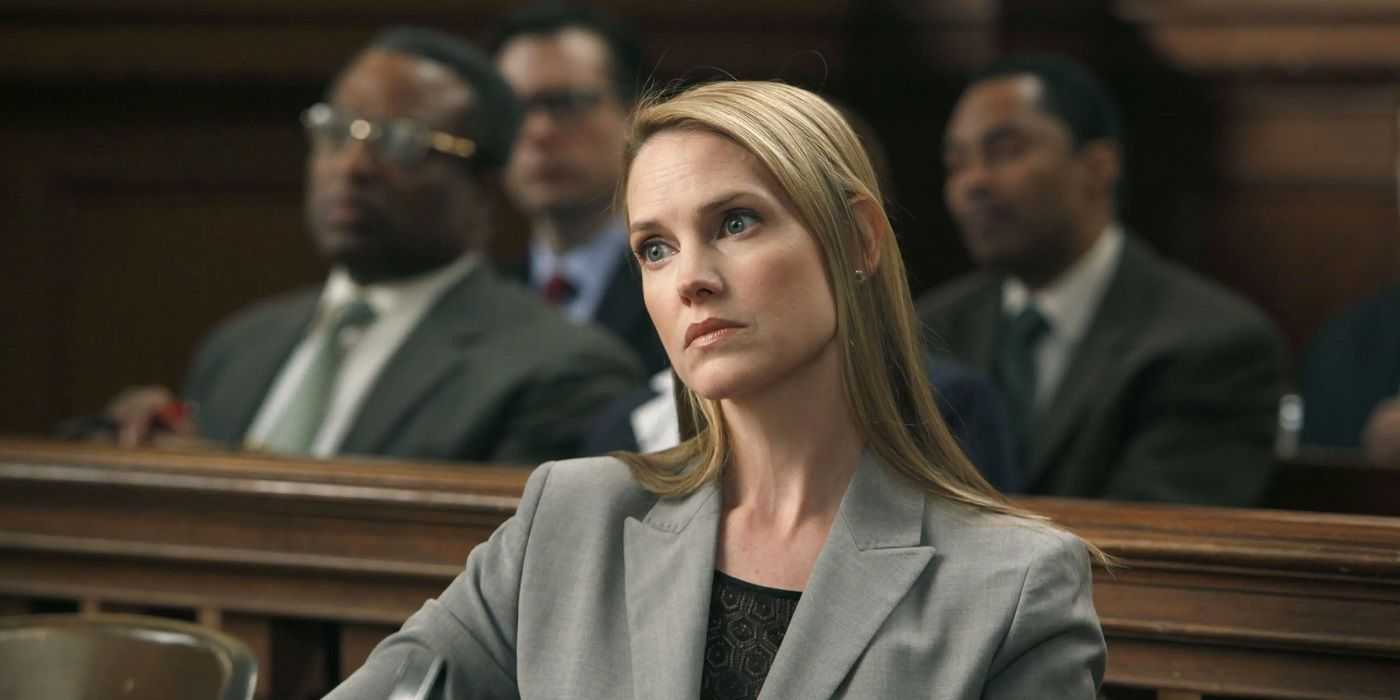ADA Sherri West observando los procedimientos judiciales
