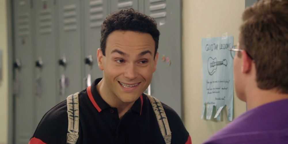 Barry Goldberg okulda The Goldbergs komedisinde gülümsüyor