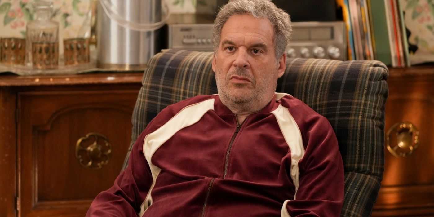 Murray Goldberg kırmızı eşofmanıyla ekose koltukta oturuyor