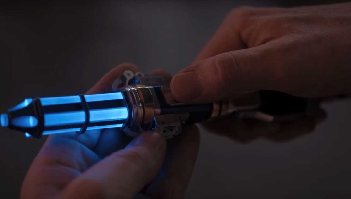 Doctor Who 10. doktor drží zvukový skrutkovač