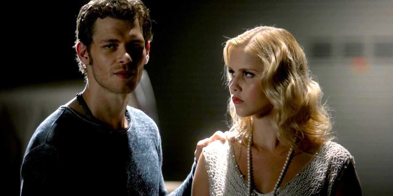 Klaus steht neben Rebekah in einem Zwanziger-Jahre-Kleid, nachdem er sie in „Vampire Diaries“ entdolcht hat