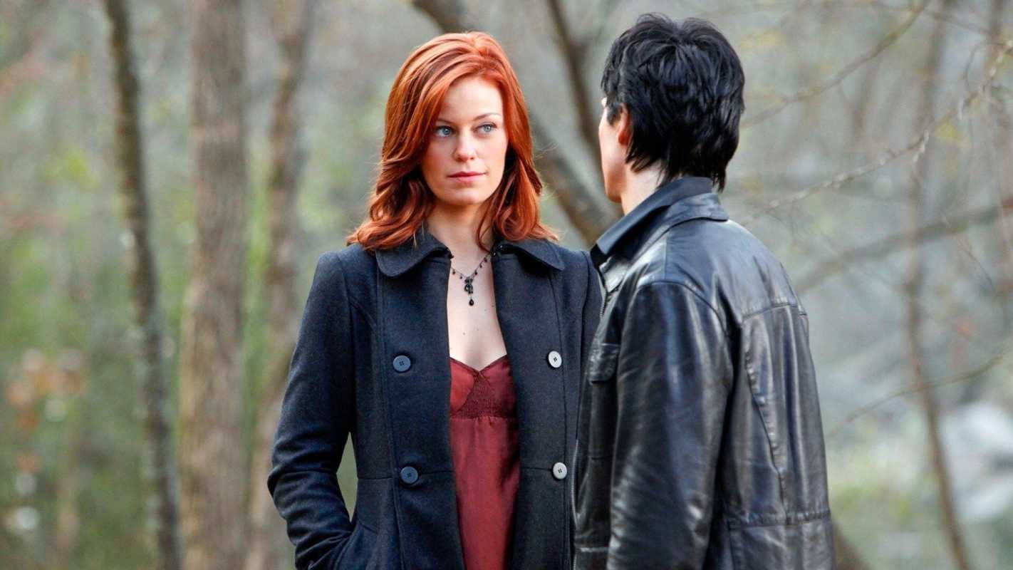 Sage spricht mit Damon im Wald in Vampire Diaries